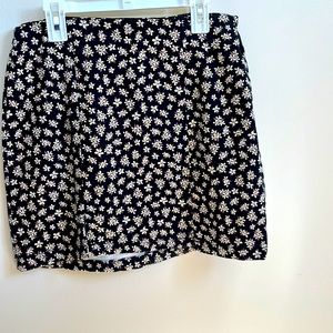 Skirt with daisies